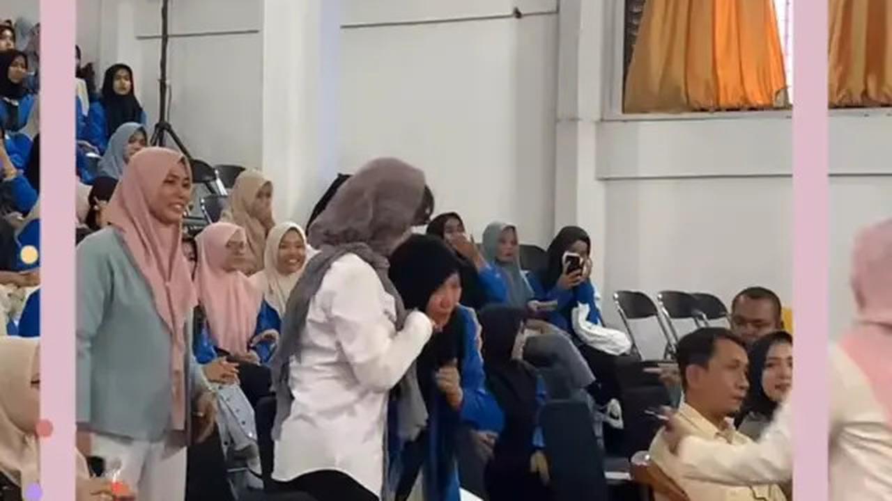 Isi Acara di Kampus Aceh, Ini 7 Potret Leony saat Berkerudung Ditemani Pacar Bule