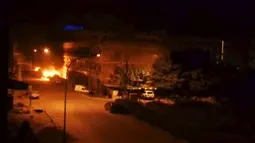 Suasana mencekam saat kobaran api didepan hotel Splendid, Ouagadougou, Burkina Faso, Jumat (15/1). Dikabarkan ada sedikitnya 20 orang terluka dan untuk korban tewas masih belum ada konfirmasi. (REUTERS / Reuters TV)