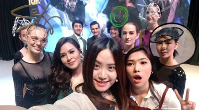 	Raisa dan Isyana Melakukan Group Selfie Dengan OPPO F3. Source: OPPO Indonesia