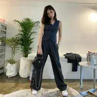 Jennie BLACKPINK tampil dengan menggunakan suit vest dan wide leg pants warna selaras. Gaya smart casualnya pun diperlengkap dengan sneakers. (Instagram/jennierubyjane).