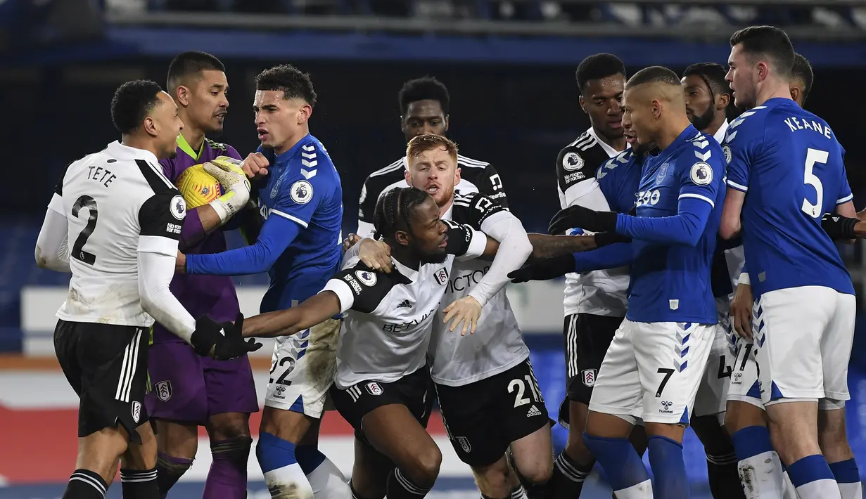 Para pemain Everton dan Fulham terlibat pertikaian dalam laga lanjutan Liga Inggris 2020/21 pekan ke-24 di Goodison Park, Liverpool, Minggu (14/2/2021). Everton kalah 0-2 dari Fulham. (AP/Michael Regan/Pool)