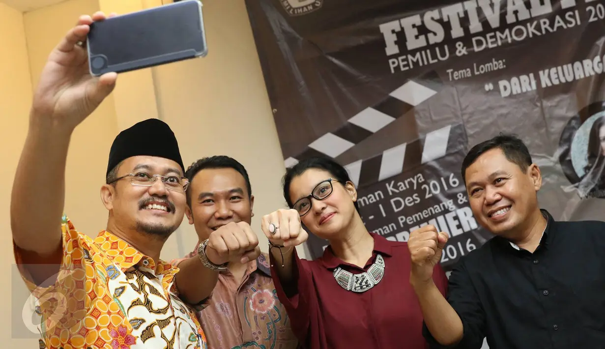 Komisioner KPU Ferry Kurnia Rizkiyansyah, Komisioner KPU Sigit Pamungkas, Ketua Parfi Marcella Zalianty dan produser Avesina Soebli berfoto bersama usai konferensi pers festival film pendek KPU di Jakarta, Jumat (7/10). (Liputan6.com/Immanuel Antonius)