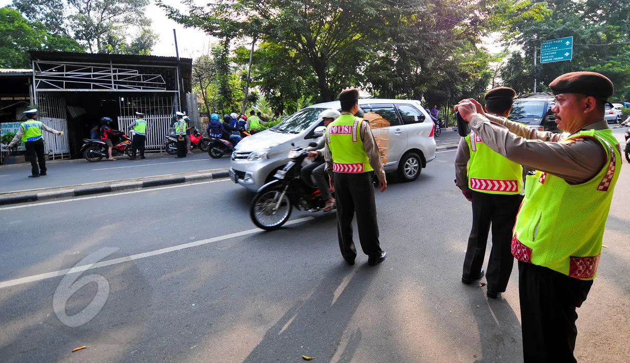 Polantas merazia pengendara sepeda motor yang melanggar aturan berlalulintas, saat berlangsungnya Operasi Patuh Jaya di sepanjang Jalan Raya Bogor, Ciracas, Jakarta, Selasa (2/6/2015). (Liputan6.com/Yoppy Renato)