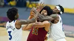 Pebasket Cleveland Cavaliers, Jarrett Allen, berebut bola dengan pebasket Minnesota Timberwolves, Jarred Vanderbilt dan Jaden McDaniels pada laga NBA di Rocket Mortgage FieldHouse, Senin (1/2/2021). Cavaliers menang dengan skor 100-98. (AP/Tony Dejak)