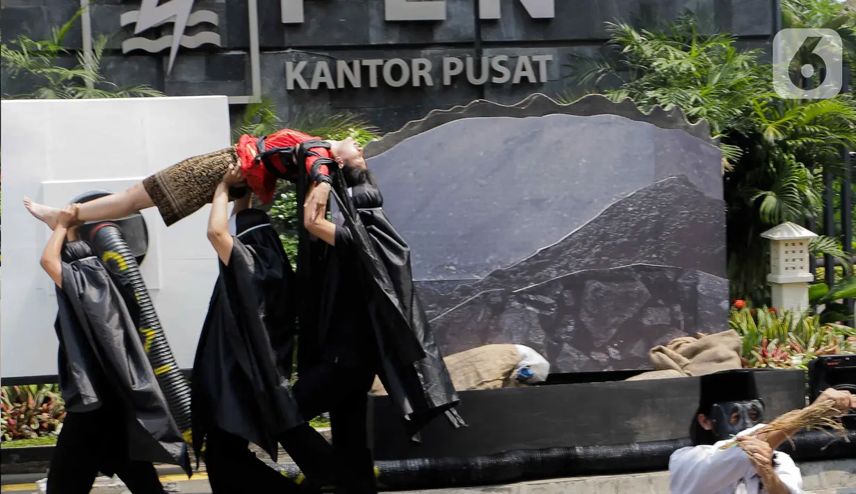 Aktivis lingkungan yang tergabung dalam Koalisi Demokrasi Energi menggelar aksi teatrikal saat unjuk rasa di depan kantor pusat PLN, Jakarta, Kamis (26/10/2023). (Liputan6.com/Herman Zakharia)