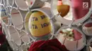 Salah satu hiasan pada salah satu telur paskah yang ada pada dekorasi telur paskah raksasa di Gereja Katedral, Jakarta, Minggu (4/1). Telur telur paskah tersebut dihias dengan tema sila ketiga dalam Pancasila. (Liputan6.com/Helmi Fithriansyah)