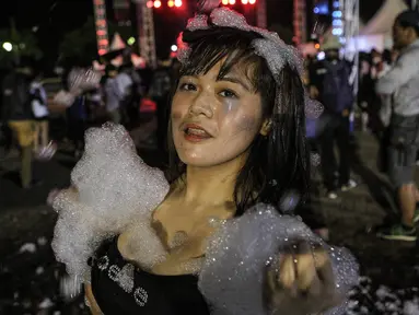 Peserta menikmati musik yang dimainkan DJ saat acara Foam Party di Pantai Festival Ancol, Jakarta, Minggu (2/8/2015). Event musik dengan nuansa busa tersebut diramaikan dengan aksi para DJ ternama. Liputan6.com/Faizal Fanani)