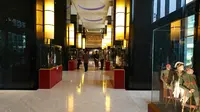 Lobi Hotel Indonesia Kempinski memajang sejumlah benda koleksi dari tiga museum menyambut ulang tahun ke-57. (Liputan6.com/Dinny Mutiah)