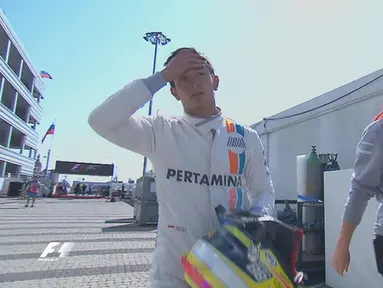 Rio Haryanto gagal melanjutkan lomba setelah ditabrak pebalap Force India, Nico Hulkenberg, yang melintir setelah ditabrak pebalap Haas F1, Esteban Gutierrez, dalam F1 GP Rusia di Sirkuit Sochi Autodrom, Rusia, Minggu (1/5/2016). (Bola.com/Twitter/F1)