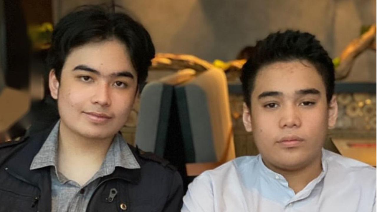 7 Potret Omar dan Keanu Anak Kembar Cindy Fatikasari di Usia 21, Tampilan Menawan Penuh Pesona