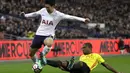 Pemain Tottenham, Son Heung-min berebut bola dengan pemain Watford, Christian Kabasele pada lanjutan Premier League di Wembley stadium, London, (30/4/2018). Tottenham menang 2-0. (AP/Kirsty Wigglesworth)
