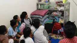 Sejumlah pembantu pengganti saat Lebaran atau infal menyaksikan televisi di tempat penyalur tenaga pembantu Bu Gito di kawasan Cipete, Jakarta Selatan, Rabu (6/6). Kebutuhan pembantu infal menjelang Lebaran semakin meningkat. (Liputan6.com/Arya Manggala)
