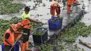 Selain membersihkan waduk Pluit dari Eceng Gondok, petugas juga mengeruk lumpur untuk menghindari pendangkalan. (Liputan6.com/Herman Zakharia)