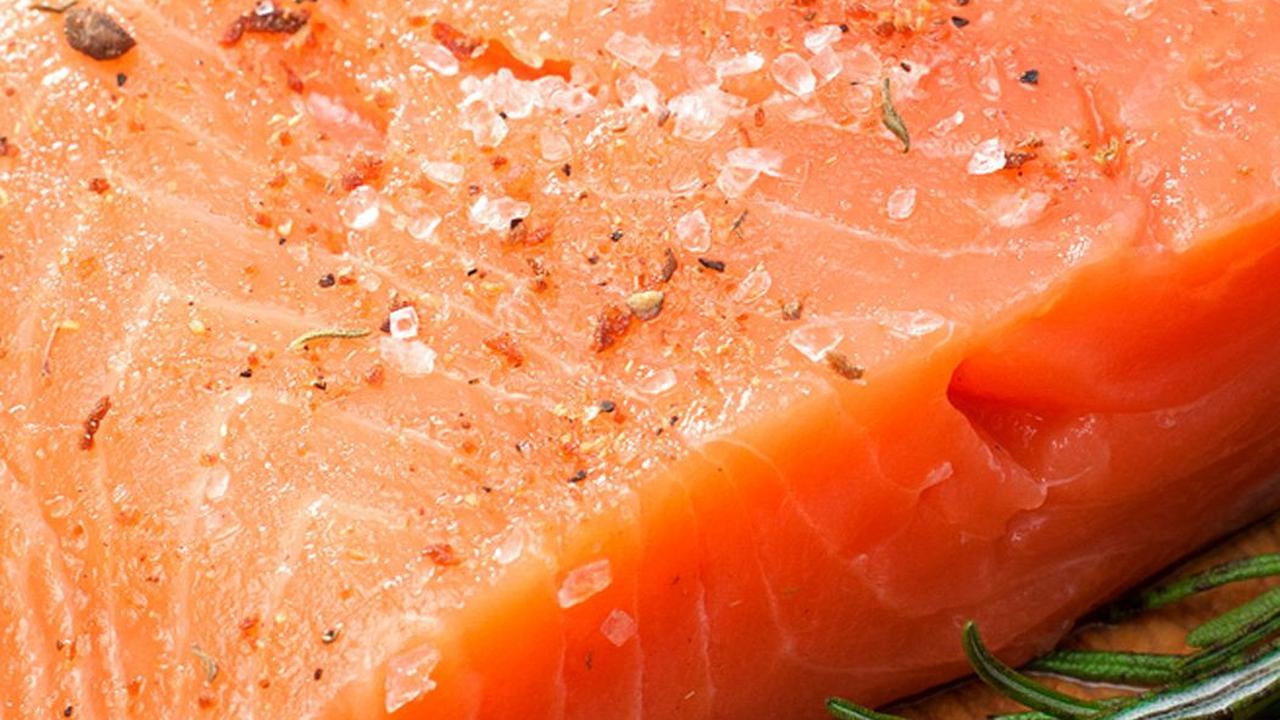 <b>4. Ikan Salmon</b>