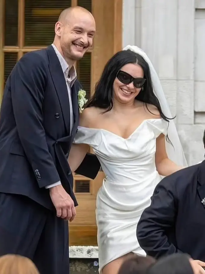 Gaya Anti Mainstream Charli XCX Saat Menikah dengan Drummer The 1975, Pakai Mini Dress Plus Kacamta Hitam