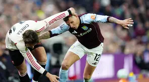 Duel antara Lucas Digne (kanan) dan Federico Chiesa (kiri) dalam pertandingan antara Liverpool melawan Aston Villa pada laga pekan 37 Premier League 2025/2026, Sabtu (16/5/2026) diini hari WIB. (AP Photo/David Davies)