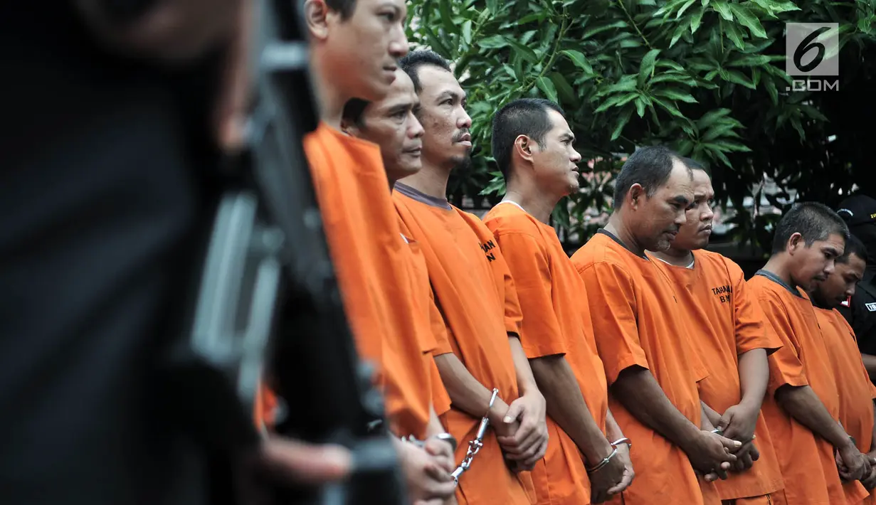 Para tersangka saat dihadirkan dalam pemusnahan narkoba di Kantor BNN, Jakarta, Senin (10/12). BNN memusnahkan sebanyak 48 kilogram sabu, 33.218 butir ekstasi, dan 229 kilogram ganja. (Merdeka.com/Iqbal Nugroho)
