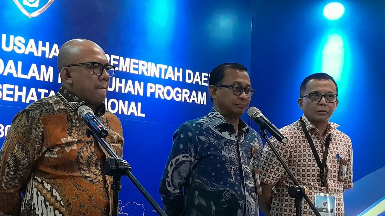Direktur Utama BPJS Kesehatan Prihati Pujowaskito (tengah) bicara tentang kerja sama dengan Klinik Kopdes Merah Putih. (Foto: Benedikta Desideria/Liputan6.com)