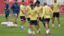 Para pemain Sevilla menghadiri sesi latihan di fasilitas olahraga Ciudad Deportiva Jose Ramon Cisneros Palacios di Seville, Senin (13/9/2021). Sevilla akan menjamu RB Salzburg dalam laga pembuka fase grup Liga Champions pada Selasa, 14 September 2021 malam WIB. (CRISTINA QUICLER/AFP)
