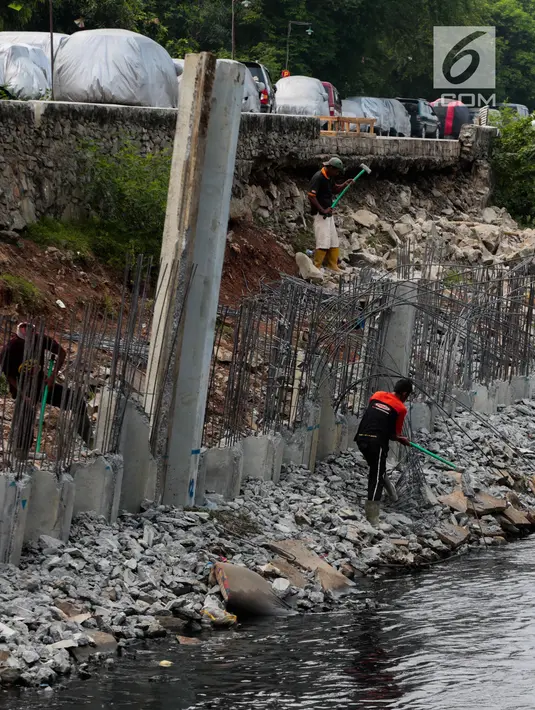 Sejumlah pekerja menyelesaikan pemasangan tanggul dan turap kali di Inspeksi Kali Grogol Palmerah, Jakarta, Rabu (21/11). Normalisasi tersebut dilakukan untuk mengantisipasi banjir dan genangan di Jakarta Barat. (Liputan6.com/Faizal Fanani)