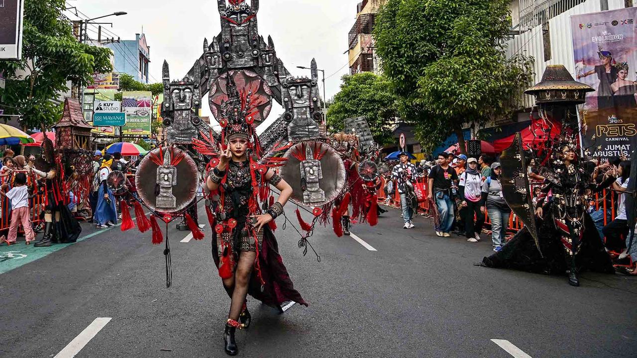 FOTO: Megahnya Grand Jember Fashion Carnaval 2025 Bertema Evoluxion