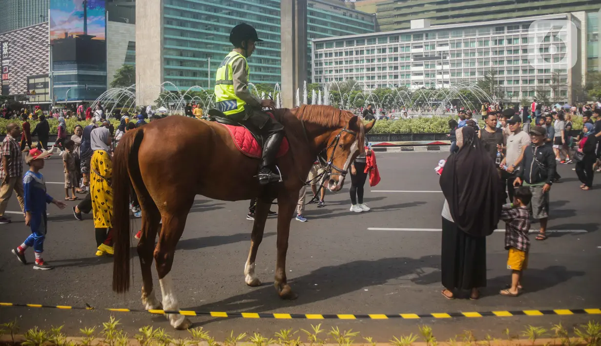 Polisi berkuda dari Direktorat Polisi Satwa Mabes Polri mengawasi keamanan di kawasan Bundaran HI, Jakarta, Minggu (17/11/2019). Polisi berkuda tersebut khusus ditugaskan mengawasi keamanan CFD serta memperkenalkan kepada warga. (Liputan6.com/Faizal Fanani)