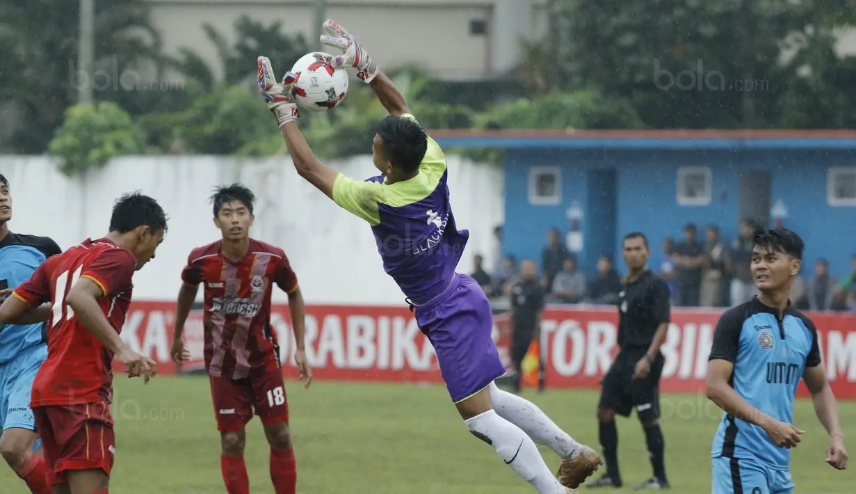 Kiper UMM, Reynold Septian, menangkap bola saat pertandingan melawan UPI pada laga final Torabika Campus Cup 2017 di Stadion Cakrawala, Malang, Kamis (23/11/2017). UMM menang WO atas UPI. (Bola.com/M Iqbal Ichsan)