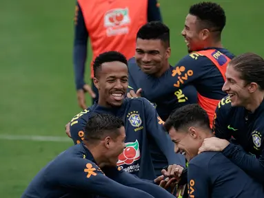 Para pemain Brasil bercanda saat sesi latihan di pusat pelatihan Granja Comary di Teresopolis, Brasil (6/7/2019). Brasil akan bertanding melawan Peru pada babak final Copa America 2019. (AP Photo/Leo Correa)