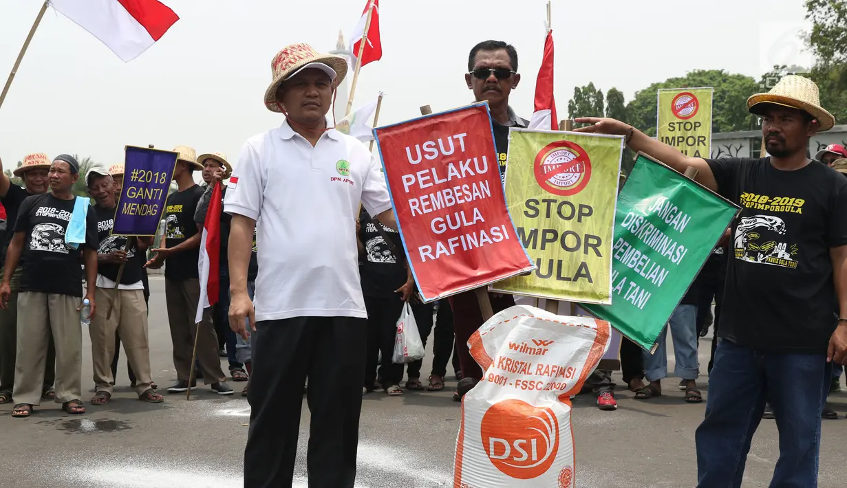 Perwakilan petani tebu membawa gula rafinasi saat berunjuk rasa di sekitar depan Istana Negara, Jakarta, Selasa (16/10). Mereka menuntut pemerintah menyetop impor gula karena dinilai merugikan petani. (Liputan6.com/Helmi Fithriansyah)