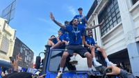 Pemain, staf pelatih, ofisial, dan manajemen Persib Bandung melakukan pawai juara BRI Super League musim ini di kota Bandung, Minggu (24/05/2026) pagi WIB. (Bola.com/Hery Kurniawan)