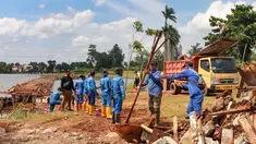 Petugas Dinas Sumber Daya Air Pemerintah Provinsi Jawa Barat membongkar tiang pancang beton yang dipasang di Setu Tujuh Muara, Sawangan, Depok, Senin (16/01/2026). Bersama Pemerintah Kota Depok dan Balai Besar Wilayah Sungai Ciliwung Cisadane, Dinas Sumber Daya Air Pemerintah Provinsi Jawa Barat melakukan pembongkaran tiang pancang beton yang dipasang di Setu Tujuh Muara, Sawangan. (Merdeka.com/Arie Basuki)