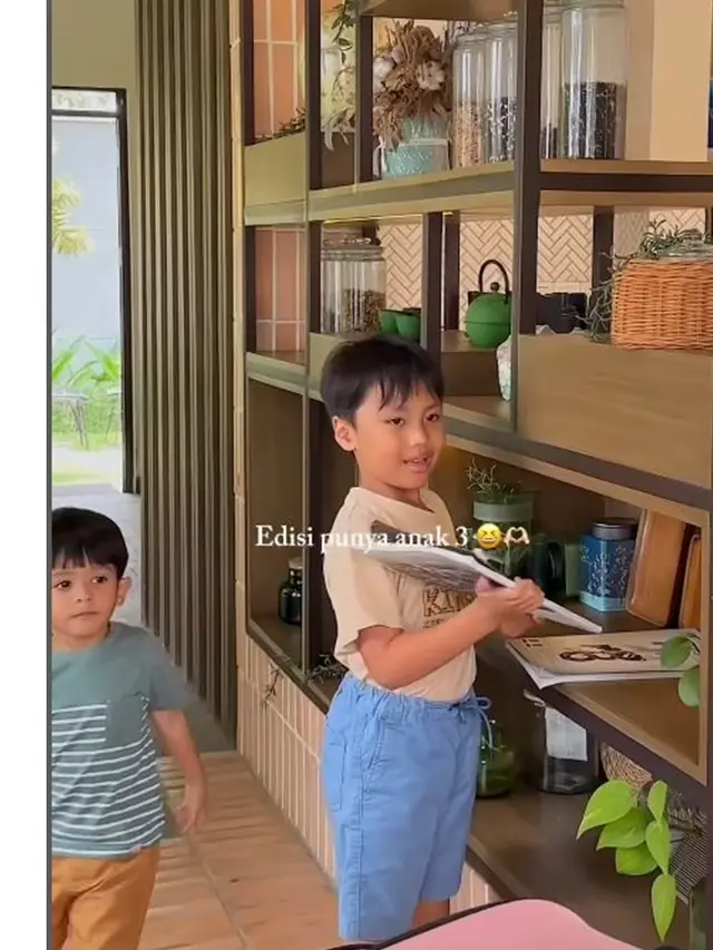 6 Potret Larissa Chou Momong Dua Anak dan Syaki Anak Nadya, Nikmati Kafe Estetik