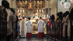 Pastor memimpin pelaksanaan Misa Natal di Gereja Katedral, Jakarta, Minggu (25/12/2022). Tema Natal yang diusung Gereja Katedral Jakarta tahun ini adalah 'Pulanglah Mereka ke Negerinya Melalui Jalan Lain'. (Liputan6.com/Faizal Fanani)