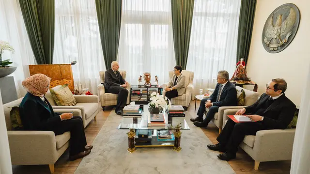 Menteri Luar Negeri Republik Indonesia (Menlu RI) Retno Marsudi saat melakukan pertemuan bilateral dengan Menlu Belanda Hanke Bruins Slot di Den Haag, Belanda, Rabu (31/1/2024). (Dok: Kemlu RI)