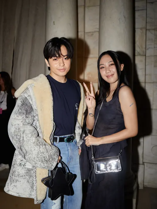 Aksesori Coach glove tanned star bag sebagai statement piece pada tampilan Angga. [Coach]