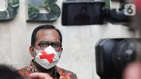 Direktur Lokataru Haris Azhar menemui awak media seusai mendatangi Polda Metro Jaya, Jakarta, Kamis (21/10/2021). Haris Azhar memenuhi panggilan mediasi atas laporan yang dibuat oleh Menteri Koordinator Bidang Kemaritiman dan Investasi Luhut Binsar Pandjaitan. (Liputan6.com/Herman Zakharia)