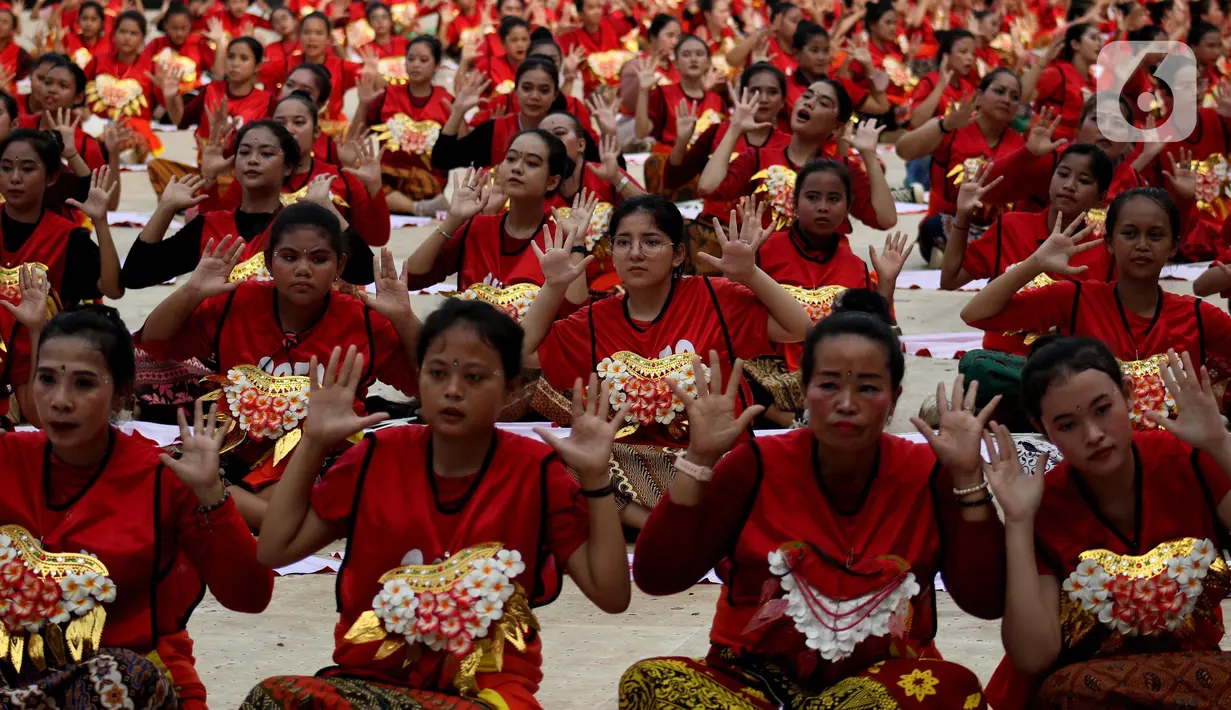 Lantunan lagu khas Bali mengantar penari unjuk gigi. Gerakan luwes dari setiap peserta
menyatu dalam alunan lagu. Berbagai mata tertuju pada gerakan ribuan penari yang
menunjukkan kekompakan. (Liputan6.com/Helmi Fithriansyah)