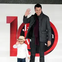 Ini aksi anak pertama pasangan Tikam dan Tian saat berjalan di catwalk. Juna yang mengenakan baju putih lengan panjang dan celana jean dengan topi di kepalanya terlihat mengikuti gaya ayahnya. (Deki Prayoga/Bintang.com)