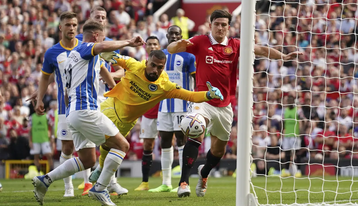 Alexis Mac Allister. Jika ketiga gol bunuh diri sebelumnya brerujung dengan kekalahan, maka gol bunuh diri yang dicetak gelandang serang Brighton and Hove Albion asal Argentina berusia 23 tahun ini justru berujung kemenangan 2-1 atas tuan rumah Manchester United (7/8/2022). Gol tersebut terjadi pada menit ke-68 saat Brighton memimpin 2-0 atas MU. Usai skor berubah 1-2 tuan rumah tidak mampu lagi mencetak gol berikutnya hingga akhir laga. (AP/Dave Thompson)