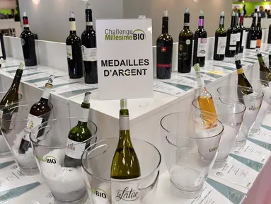 Botol wine organik dipajang dalam pameran  Millesime Bio 2018 di Kota Montpellier, Prancis, Senin (29/1). Millesime Bio 2018 bertujuan mempromosikan produk wine organik. (AFP PHOTO/PASCAL GUYOT)