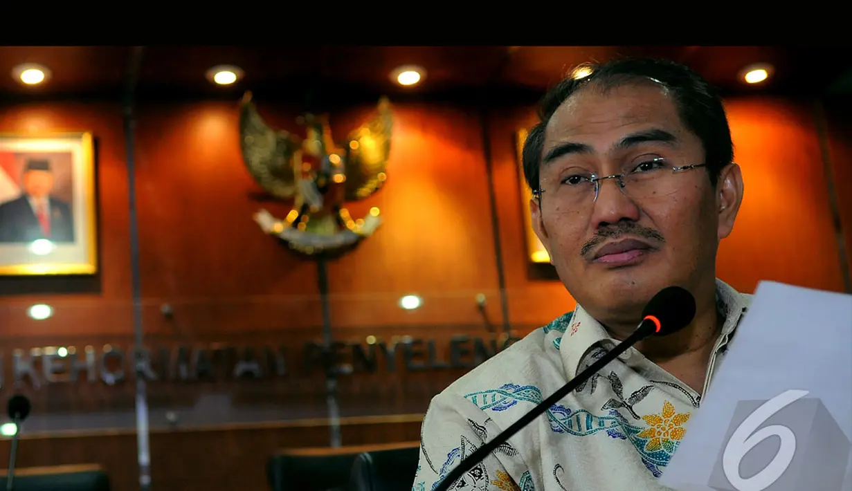 Ketua DKPP Jimly Asshiddiqie menyindir Tim Advokasi Prabowo-Hatta yang melaporkan aduan terkait pelaksanaan Pilpres 2014 pada libur lebaran Idul Fitri 1435 Hijriah, Jakarta, Senin (4/8/2014) (Liputan6.com/Faisal R Syam)