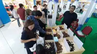 Banyak jenis kurma yang ditawarkan di Moslem Travel Fair Tangerang, Senin, 2 Maret 2020. (Liputan6.com/Pramita Tristiawati)