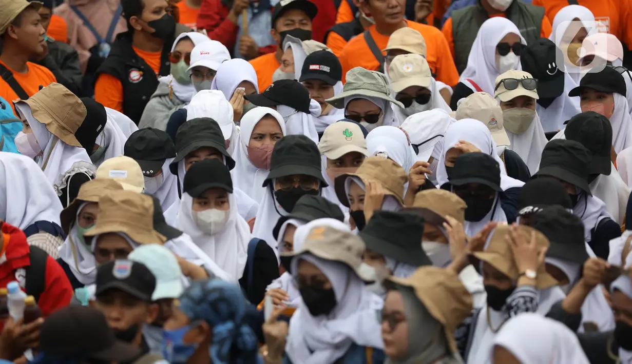Massa dari elemen Partai Buruh dan KSPI saat menggelar aksi di depan Gedung DPR, Rabu, (15/6/2022). Dalam aksi tersebut mereka menolak revisi UU PPP, menolak Omnibus LawUU Cipta Kerja, menolak masa kampanye 75 hari tetapi harus 9 bulan sesuatu Undang-Undang, sahkan RUU PPRT dan tolak liberalisasi pertanian melalui WTO. (Liputan6.com/Angga Yuniar)