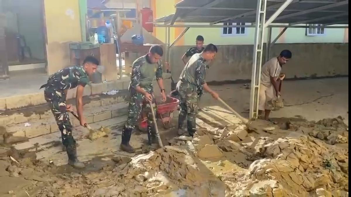Gotong Royong dengan Masyarakat di Aceh, TNI Bersihkan Rumah Warga hingga Sekolah dari Lumpur
