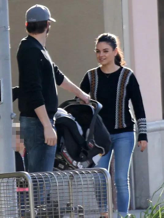 Rona bahagia terpancar dari wajah Mila yang sangat menikmati kebersamaannya itu. Tampil santai, Mila mengenakan celana jeans dan sweater hitamnya. Ibu dua anak ini sangat manis dan menarik perhatian. (Instagram/ashtonmila)