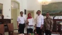 Baiq Nuril Maknun bertemu Presiden Jokowi di Istana Kepresidenan Bogor, Jawa Barat, Jumat (2/8/2019). Turut mendampingi Menteri Hukum dan HAM Yasonna Laoly dan Menteri Sekretaris Negara Pratikno. (Liputan6.com/Lizsa Egeham)