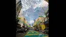 Sebuah jalan dihiasi dengan warna-warna nasional hijau dan kuning di pinggiran kota Rio de Janeiro, Jumat (9/5/2014) (AFP PHOTO / Vanderlei Almeida).