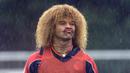 Carlos Valderrama tampil dengan rambut kribo dengan warna kuning. Gaya rambut tersebut sangat akrab bagi para pencita sepak bola pada eranya. Valderrama tercatat menghiasi Piala Dunia sebanyak tiga kali (1990-1998) bersama Timnas Kolombia. (AFP/Gerard Cerles)