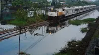 Setelah enam hari lumpuh akibat banjir, jalur Porong-Tanggulangin di Sidoarjo, Jawa Timur, akhirnya bisa dilewati kereta api. (Liputan6.com/Dian Kurniawan)