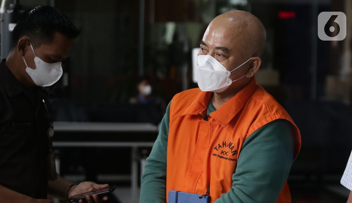 Wali Kota Bekasi nonaktif Rahmat Effendi usai menjalani pemeriksaan lanjutan di Gedung KPK, Jakarta, Kamis (17/2/2022). Rahmat Effendi diperiksa sebagai tersangka dugaan penerimaan suap pengadaan barang, jasa serta lelang jabatan di Pemkot Bekasi. (Liputan6.com/Helmi Fithriansyah)